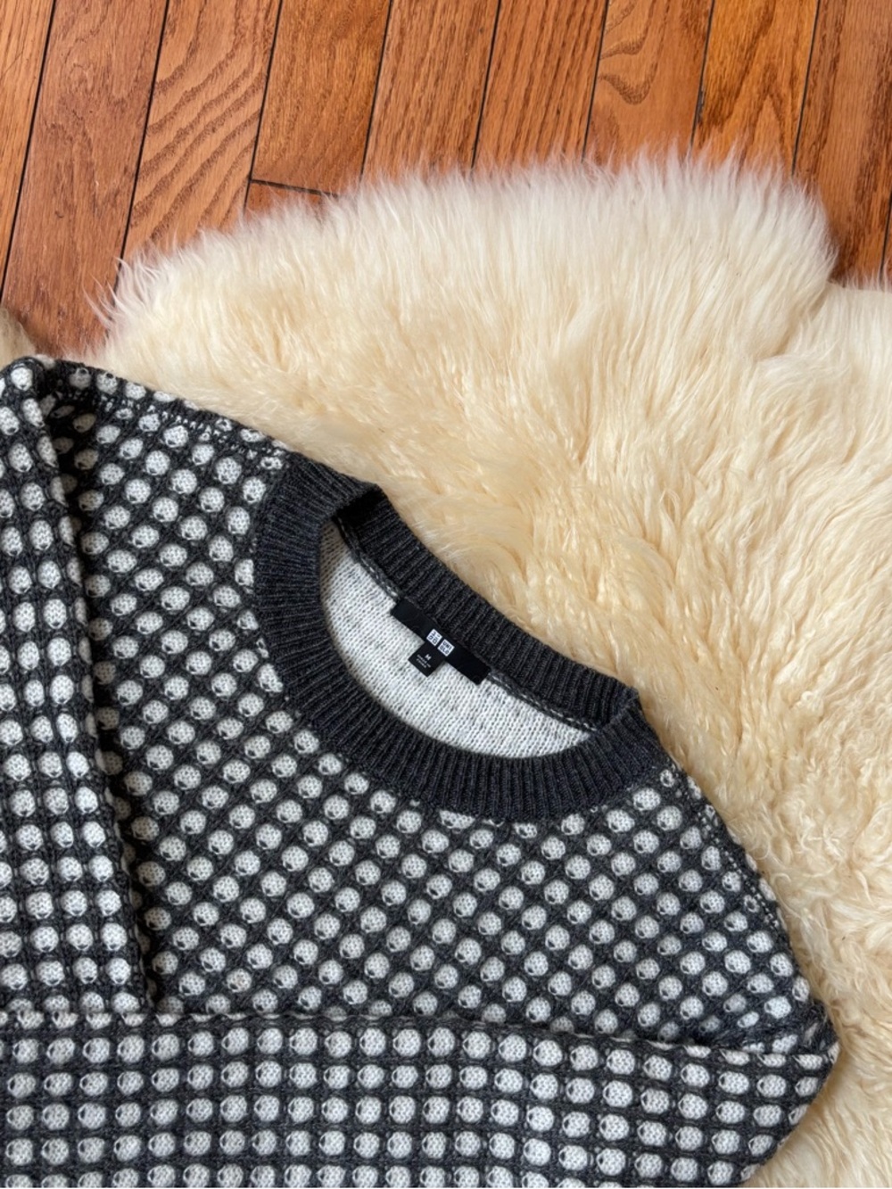 Uniqlo Knit Geometric Charcoal Gray and White Sweater